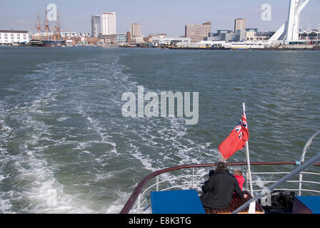 Il porto di Portsmouth, Regno Unito 02 aprile 2013: famiglia godetevi fantastiche vedute di HMS Warrior e Spinnaker Tower da Gosport Ferry Foto Stock