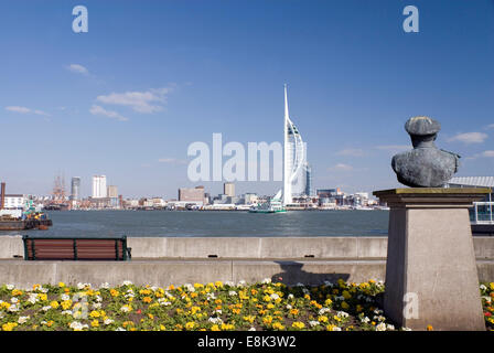 Gosport, Hampshire, Regno Unito 02 aprile 2013: Portsmouth Porto e Spinnaker Tower vista da Gosport Falkland giardini di traghetto, REGNO UNITO Foto Stock