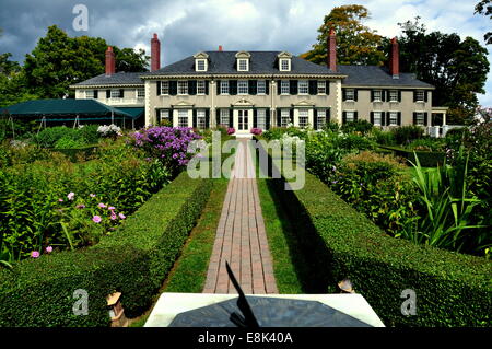 Il villaggio di Manchester, Vermont: est davanti a Robert Todd Lincoln's 1905 Georgian Revival Estate home e i suoi giardini formali Foto Stock