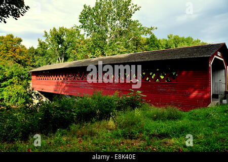 Bennington, Vermont: 1840 e a traliccio reticolare Henry coperto ponte sopra il fiume Walloomsac Foto Stock