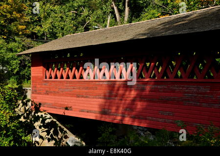 Bennington, Vermont: 1840 e a traliccio reticolare Henry coperto ponte sopra il fiume Walloomsac Foto Stock