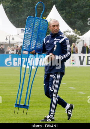 Geselnkirchen, Germania. 9 Ott 2014. Il nuovo headcoach della Bundesliga tedesca club di calcio Schalke 04, Roberto di Matteo, conduce la sua prima sessione di formazione in Geselnkirchen, Germania, 09 ottobre 2014. Matteo riprende da Jens Keller. Foto: Roland Weihrauch/dpa/Alamy Live News Foto Stock