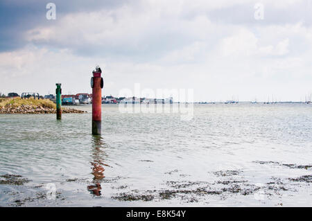 Vista di Burnham on Crouch, Essex ad alta marea dall'area Creeksea del fiume Foto Stock