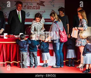 La regina Leticia presiede la tavola di raccolta del "giorno della piccola bandiera"8/10/2014 Foto Stock