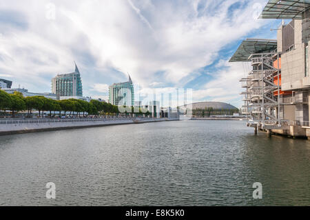 Edifici moderni nel Parco delle nazioni a Lisbona, Portogallo Foto Stock