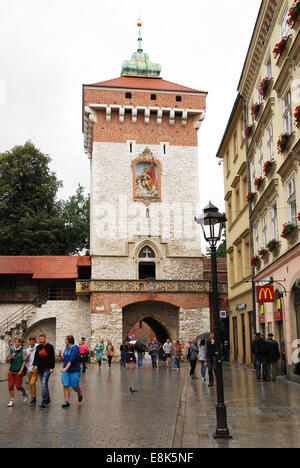 Un ben noto rettangolare torre gotica nella città vecchia di Cracovia che è la seconda più grande e una delle più antiche città della Polonia Foto Stock