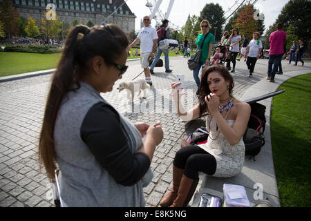 Modello asiatico ha il suo make up fatto mio un make up artist prima di scattare una foto a Jubilee Gardens. Il South Bank di Londra, Regno Unito. Foto Stock