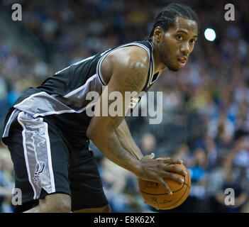 Berlino, Germania. 08 ott 2014. Kawhi Leonard del San Antonio Spurs in azione durante l'NBA Global Match Giochi tra Alba Berlino e San Antonio Spurs alla O2 World di Berlino, Germania, 08 ottobre 2014. Alba Berlino ha vinto 94:93. Foto: Lukas Schulze/dpa/Alamy Live News Foto Stock