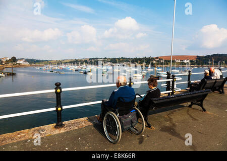 Il vecchio uomo in carrozzella sat che guarda al mare Falmouth Harbour barca Barche Cornwall REGNO UNITO Cornish Coast Inghilterra Foto Stock