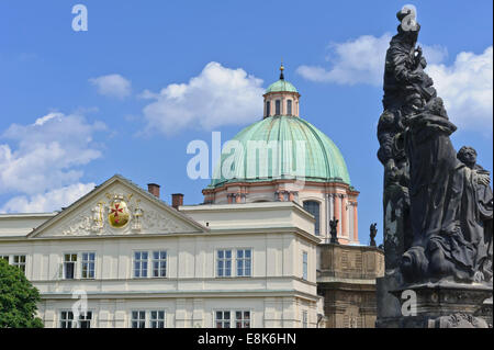 Un edificio tradizionale con stemma sulla facciata vicino al Ponte Carlo nella città di Praga, Repubblica Ceca. Foto Stock