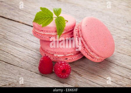 Rosa lampone macaron cookie sul tavolo di legno sfondo Foto Stock