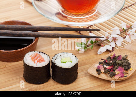 Maki Sushi set, tè alle erbe e sakura ramo tabella di bambù Foto Stock