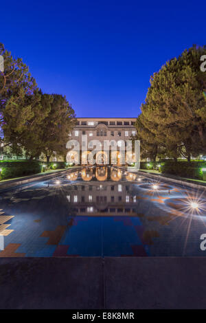 Stati Uniti, California, Pasadena, California Institute of Technology, riflettendo la piscina (formato di grandi dimensioni disponibili)