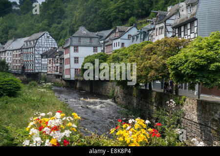 Monschau, semi-case con travi di legno lungo il fiume Rur, Germania Foto Stock
