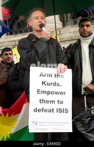 Londra, Regno Unito. Il 9 ottobre, 2014. Attivista gay e attivista dei diritti umani Peter Thatchell prende parte a una protesta da parte di un piccolo gruppo di sostenitori curda in Trafalgar Square contro il militante islamico gruppo ISIS. Credito: amer ghazzal/Alamy Live News Foto Stock