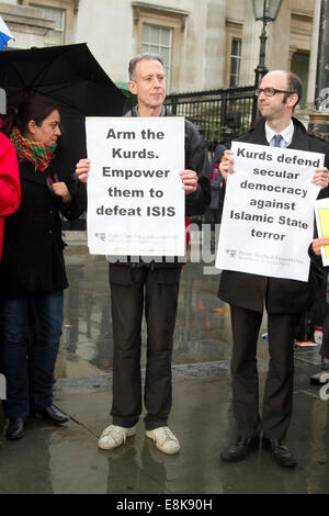 Londra, Regno Unito. Il 9 ottobre, 2014. Attivista gay e attivista dei diritti umani Peter Thatchell prende parte a una protesta da parte di un piccolo gruppo di sostenitori curda protestato in Trafalgar Square contro il militante islamico gruppo ISIS. Credito: amer ghazzal/Alamy Live News Foto Stock