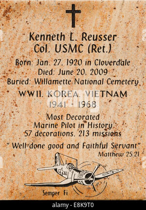 Statua commemorativa a Kenneth L. Reusser, il più decorato Marine aviatore, nella sua città natale di Cloverdale Oregon Foto Stock