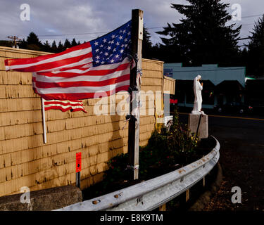 Statua commemorativa a Kenneth L. Reusser, il più decorato Marine aviatore nella sua città natale di Cloverdale Oregon Foto Stock