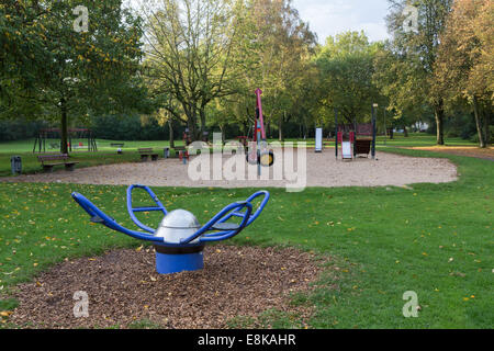 Un vuoto di parco giochi per bambini in autunno Foto Stock