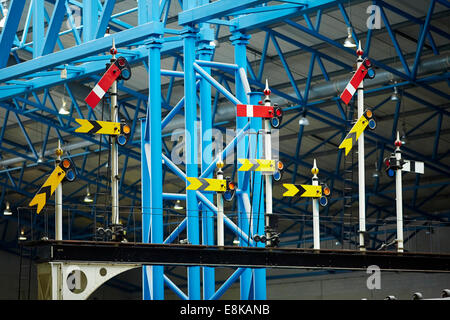 Segnali di semaforo in mostra al Museo nazionale delle ferrovie di York Yorkshire Regno Unito Foto Stock