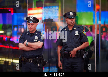 La città di New York New York Times Square poliziotti pattugliano la zona Foto Stock