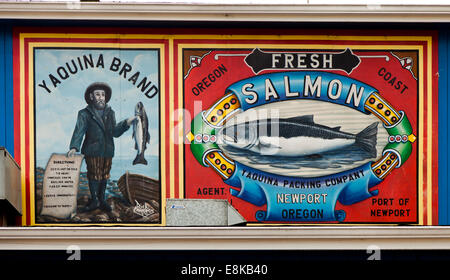 I segni sulla parete del pesce mercato di venditori ambulanti, Newport, Oregon, Stati Uniti Foto Stock