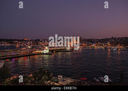 Il Ponte di Galata sul Golden Horn di notte,Istanbul, Turchia Foto Stock