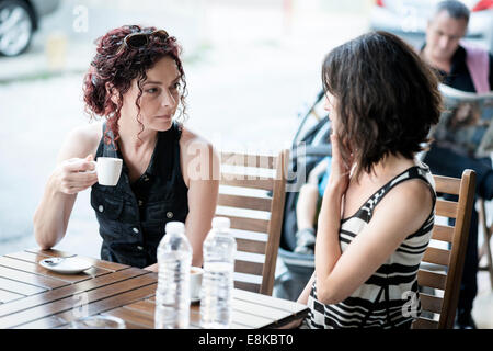 Fidanzate soddisfa in un caffè Foto Stock