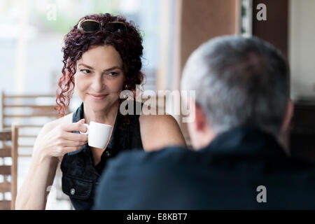 Mildlife dating-ouple più vecchi in un coffee shop Foto Stock