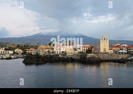 Attivo vulcano Etna sopra la città italiana Foto Stock