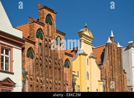 Facciate nella storica città UNESCO di Stralsund, Meclemburgo-Pomerania, Germania. Foto Stock