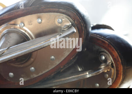 Vintage pattini da ghiaccio che giace su di un tavolo di legno Foto Stock