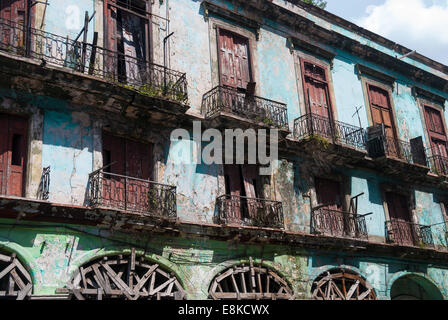 Un blocco di fatiscenti di edifici di appartamenti di cui alcuni sono ancora occupate su una strada vicino alla capitale di edificio in Havana Cuba Foto Stock