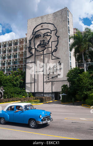 Una vista dalla Piazza della Rivoluzione dell'immagine scolpita di Che Guevara sul ministero dell'interno edificio in Havana Cuba. Foto Stock