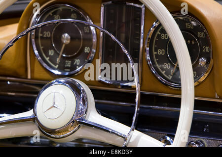 Il cruscotto e al volante di una Mercedes 300SL Foto Stock