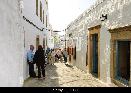 I turisti shopping nella strada pedonale della città di Skala , Patmos, Grecia Foto Stock