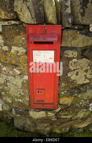 Postbox vittoriano impostato nel muro, Valle Martindale, Lake District inglese, UK. Foto Stock