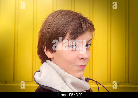 Ritratto di un sorridente ragazzo adolescente con sciarpa invernale Foto Stock