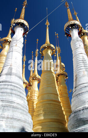 Oro brilla di vernice contro un cielo azzurro a Shwe Inn Thein monastero sul Lago Inle, Birmania (Myanmar) Foto Stock