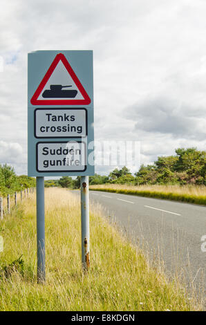 Serbatoi di strada di attraversamento segno, Bovington, Dorset, Regno Unito Foto Stock