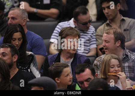 Paul McCartney, James McCartney, Nancy Shevell e la famiglia presso la Clippers gioco. Il Los Angeles Clippers sconfitti i Los Angeles Lakers con un punteggio finale di 120-97 a Staples Center in downtown Los Angeles. Abbastanza stranamente, McCartney e la sua famiglia erano seduti nel "più economico" sedi dello stadio e mentre la maggior parte A-listers tendono a sedersi courtside durante la partecipazione a giochi con: Paul McCartney,Nancy Shevell,James McCartney dove: Los Angeles, California, Stati Uniti quando: 06 Apr 2014 Foto Stock