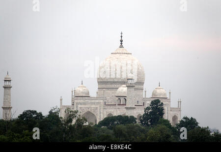 Taj Mahal ad Agra da una finestra di The Oberoi Amarvilas Hotel Foto Stock