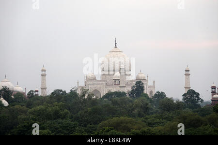 Taj Mahal ad Agra da una finestra di The Oberoi Amarvilas Hotel Foto Stock