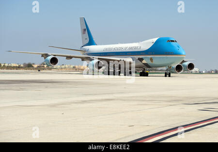 Los Angeles, California, USA. 9 Ott 2014. Il Presidente Usa Barack Obama è arrivato all'Aeroporto Internazionale di Los Angeles a bordo di Air Force One, un Boeing 747, appena prima di 2 p.m. PST tempo locale giovedì 9 ottobre 2014. Il Presidente Obama è stato pianificato un tour a Santa Monica il campus della scuola prima voce off a un DNC evento di beneficenza pensato per essere a casa di attrice Gwenyth Paltrow in Santa Monica. --- AIr Force One i taxi in luogo giovedì. Credito: David Bro/ZUMA filo/Alamy Live News Foto Stock