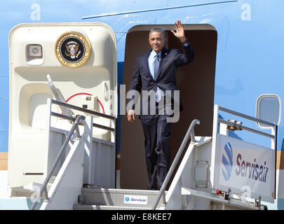 Los Angeles, California, USA. 9 Ott 2014. Il Presidente Usa Barack Obama è arrivato all'Aeroporto Internazionale di Los Angeles a bordo di Air Force One, un Boeing 747, appena prima di 2 p.m. PST tempo locale giovedì 9 ottobre 2014. Il Presidente Obama è stato pianificato un tour a Santa Monica il campus della scuola prima voce off a un DNC evento di beneficenza pensato per essere a casa di attrice Gwenyth Paltrow in Santa Monica. --- Il Presidente Obama onde come è uscito dalla Air Force One il giovedì pomeriggio. Credito: David Bro/ZUMA filo/Alamy Live News Foto Stock