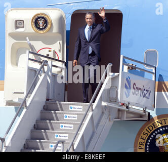 Los Angeles, California, USA. 9 Ott 2014. Il Presidente Usa Barack Obama è arrivato all'Aeroporto Internazionale di Los Angeles a bordo di Air Force One, un Boeing 747, appena prima di 2 p.m. PST tempo locale giovedì 9 ottobre 2014. Il Presidente Obama è stato pianificato un tour a Santa Monica il campus della scuola prima voce off a un DNC evento di beneficenza pensato per essere a casa di attrice Gwenyth Paltrow in Santa Monica. --- Il Presidente Obama onde come è uscito dalla Air Force One il giovedì pomeriggio. Credito: David Bro/ZUMA filo/Alamy Live News Foto Stock