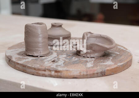 Giovane ragazza prende parte in una classe di ceramica per imparare a decorare l'ARGILLA Foto Stock