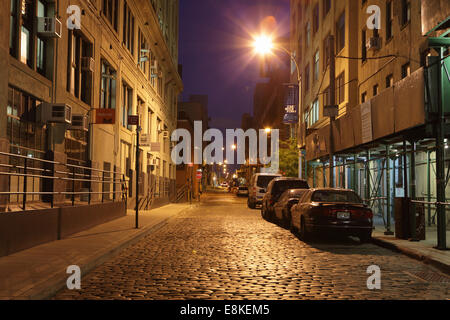 Vista lungo la strada di Plymouth nel vecchio quartiere industriale di DUMBO di Brooklyn a notte Foto Stock