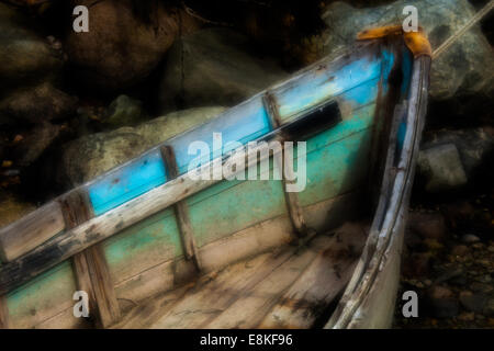 Vecchio legno abbandonate canotto, Stonington Harbor, Contea di Hancock, cervi Isola, Maine Foto Stock