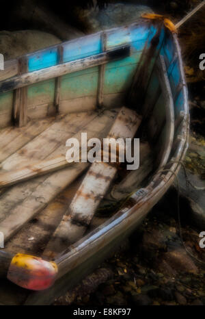 Vecchio legno abbandonate canotto, Stonington Harbor, Contea di Hancock, cervi Isola, Maine Foto Stock